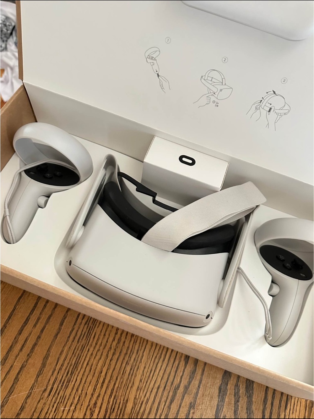 Oculus Standalone VR Headset with White Controllers